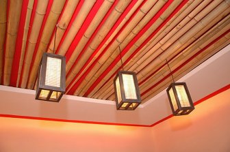Декор потолка стеблями бамбука